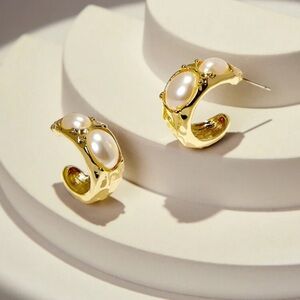 Pearl & gold earrings